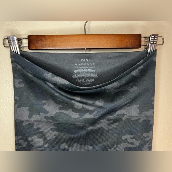 SPANX Look at Me Now Seamless Black Camo Leggings Womens Size Medium - Picture 4 of 7